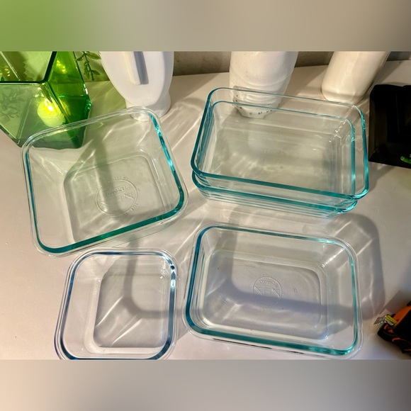 6 baking dishes (5 Pyrex) w/blue tint. - Picture 5 of 15